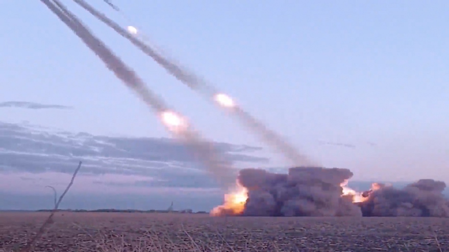 Pháo phản lực “Cuồng phong” Uragan của Nga dội tên lửa vào mục tiêu ở Ukraine